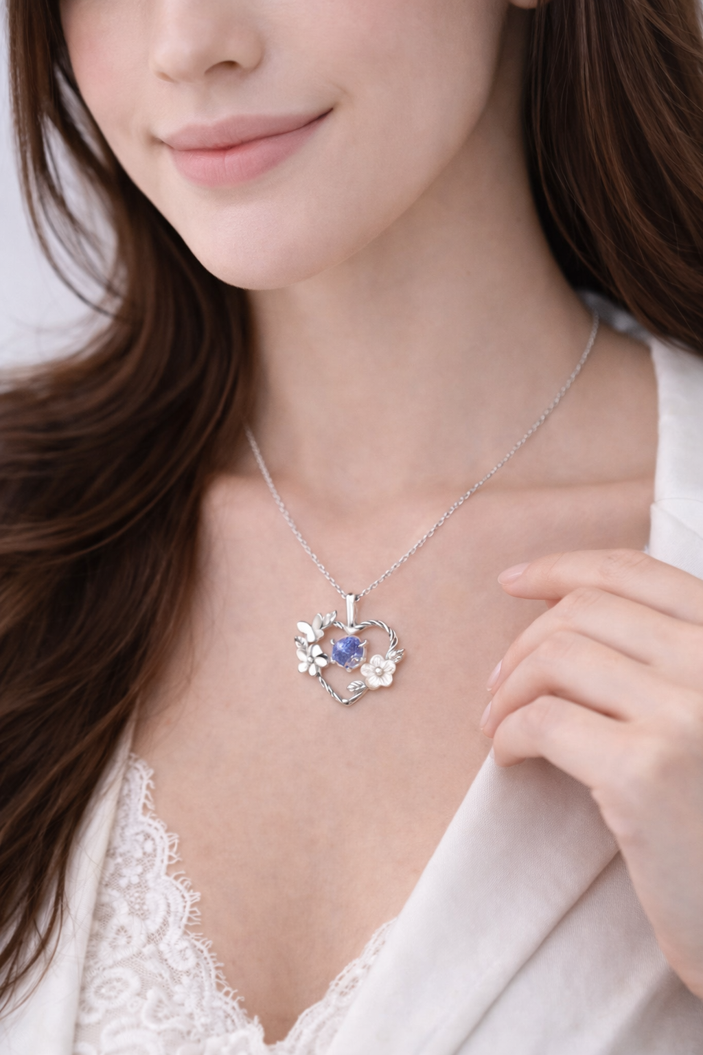 Colar com Pingente de Coração e Flor de Madrepérola