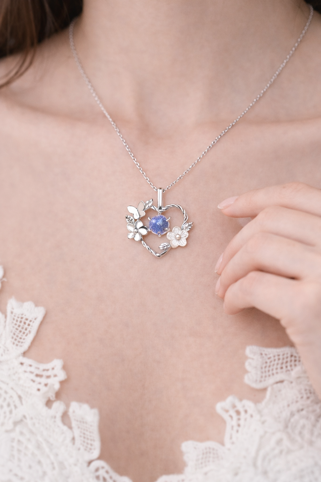 Colar com Pingente de Coração e Flor de Madrepérola