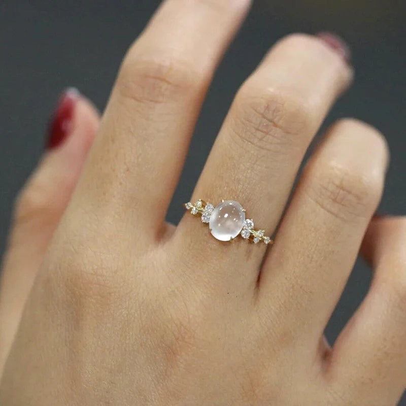 Anel Solitário Elegante com Pedra Opal de Noivado/Namoro