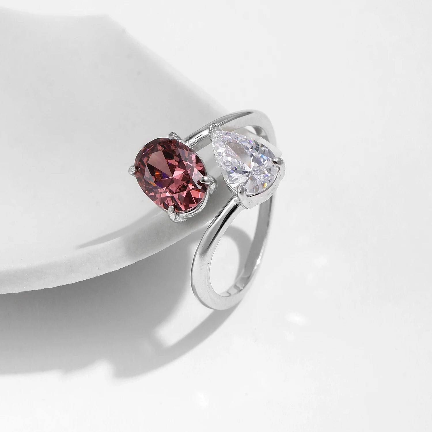 Anel de Prata 925 Esterlina com Zircônia Oval e Gota d’Água Luxuoso - Noivado/Namoro