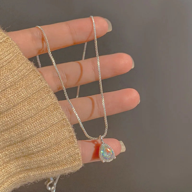 Colar com Pingente Gota de Zircônia