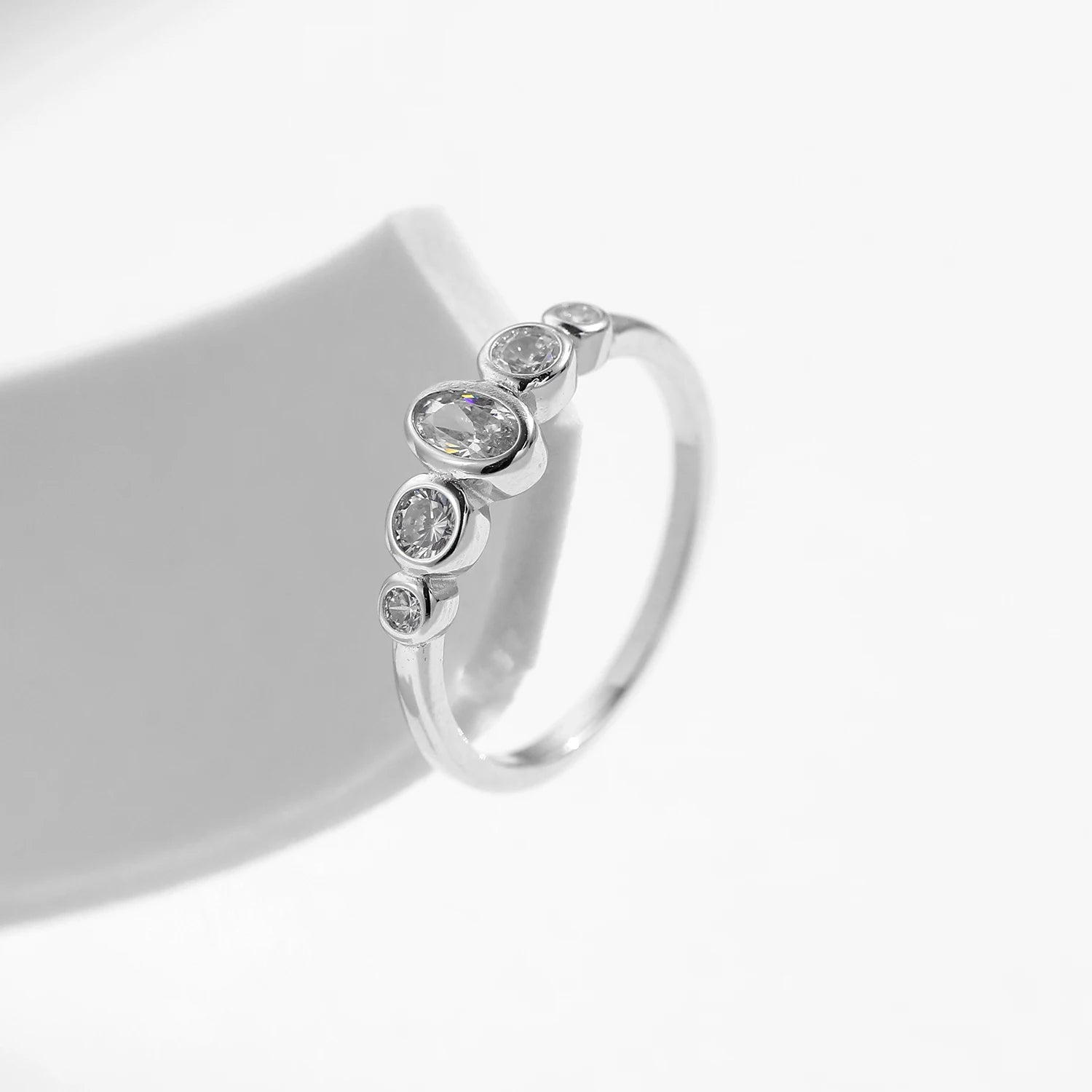 Anel Feminino em Prata 925 com Zircônia Oval